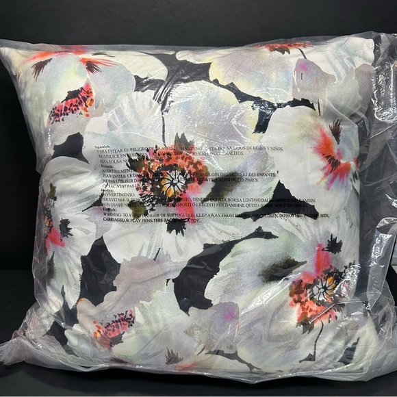 Decorative throw pillow 20” x 20” Black with floral print new with tag - Picture 5 of 5